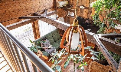リビング｜ヴィンテージ家具と植物と木とテグラがつくりだす空間　東琵琶湖の家