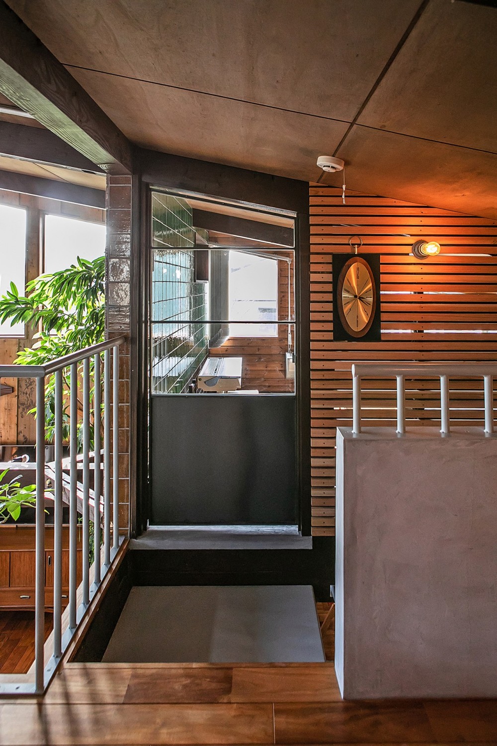 ヴィンテージ家具と植物と木とテグラがつくりだす空間　東琵琶湖の家 (階段ホール)