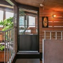ヴィンテージ家具と植物と木とテグラがつくりだす空間　東琵琶湖の家の写真 階段ホール