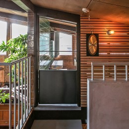 ヴィンテージ家具と植物と木とテグラがつくりだす空間　東琵琶湖の家 (階段ホール)