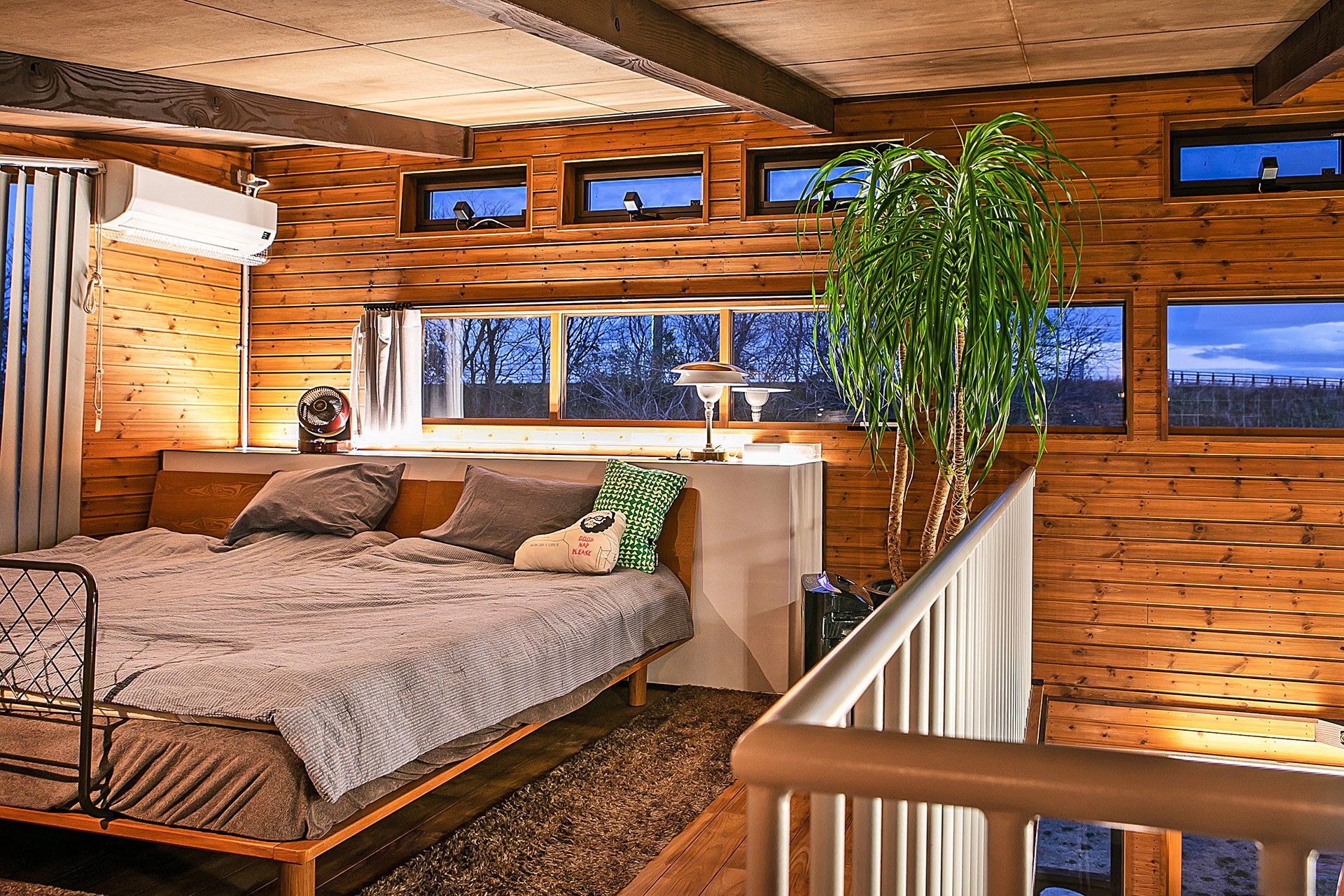 ベッドルーム事例：寝室（ヴィンテージ家具と植物と木とテグラがつくりだす空間　東琵琶湖の家）