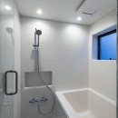 ゆったりとつながる立体的なワンルームを持つ二世帯住宅の写真 浴室