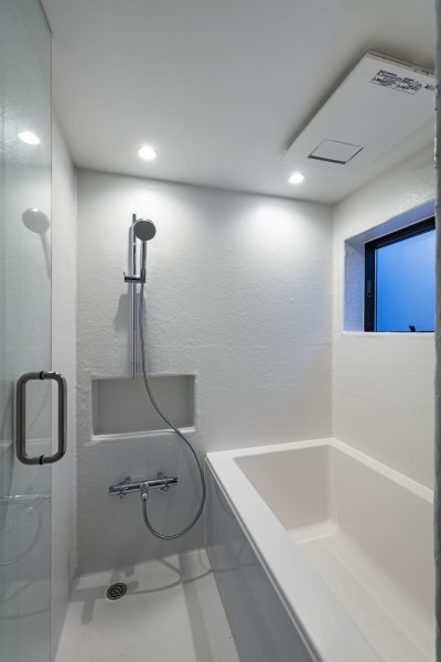 浴室 (ゆったりとつながる立体的なワンルームを持つ二世帯住宅)