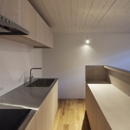 ゆったりとつながる立体的なワンルームを持つ二世帯住宅 (キッチン)