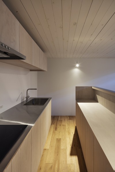 ゆったりとつながる立体的なワンルームを持つ二世帯住宅 (キッチン)