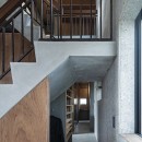 グラデーショナルにつながる暮らしをつくる（狛江の住宅）の写真 階段