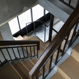 グラデーショナルにつながる暮らしをつくる（狛江の住宅） (階段)