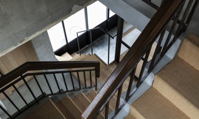 グラデーショナルにつながる暮らしをつくる（狛江の住宅） (階段)