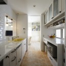 爽やかな白でまとめたヨーロピアンテイストの住まいの写真 白で統一された清潔なキッチン