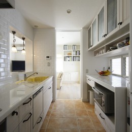 白で統一された清潔なキッチン (爽やかな白でまとめたヨーロピアンテイストの住まい)