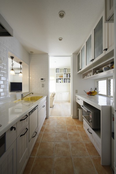 白で統一された清潔なキッチン (爽やかな白でまとめたヨーロピアンテイストの住まい)