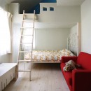 爽やかな白でまとめたヨーロピアンテイストの住まいの写真 屋根裏ロフト付き寝室