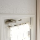 爽やかな白でまとめたヨーロピアンテイストの住まいの写真 ミレニアムイヤーの刻印