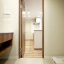 素朴な木目のラスティック調の写真 洗面室