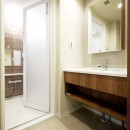素朴な木目のラスティック調の写真 洗面・バスルーム