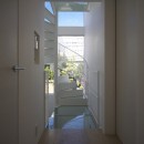 湯島の家の写真 ２階廊下よりガラスの螺旋階段を見る。