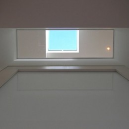 湯島の家 (２階廊下見上げ→３階ガラス床→トップライト)