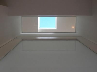 ２階廊下見上げ→３階ガラス床→トップライト (湯島の家)