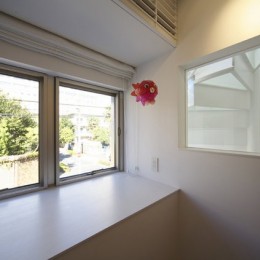 湯島の家 (子供室。室内窓越しにガラスの螺旋階段を見る。)