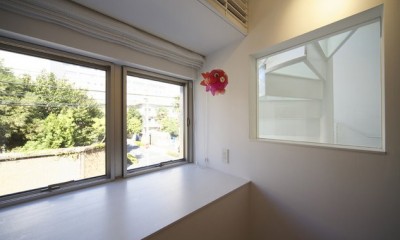 湯島の家 (子供室。室内窓越しにガラスの螺旋階段を見る。)