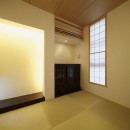 湯島の家の写真 ２階和室。床の左の窓を介してガラスの螺旋階段と繋がる。