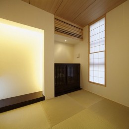 湯島の家 (２階和室。床の左の窓を介してガラスの螺旋階段と繋がる。)