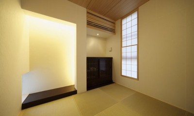 湯島の家 (２階和室。床の左の窓を介してガラスの螺旋階段と繋がる。)