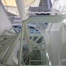 湯島の家の写真 ガラスの螺旋階段。ルーフテラスへ。