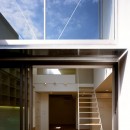 竹間沢の家の写真 テラスよりリビング、階段を見る。
