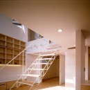 竹間沢の家の写真 リビング内のトラス階段