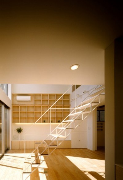 キッチンより階段、リビングを見る。 (竹間沢の家)