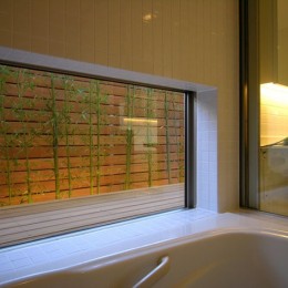 竹間沢の家 (浴室。窓の外は竹。)