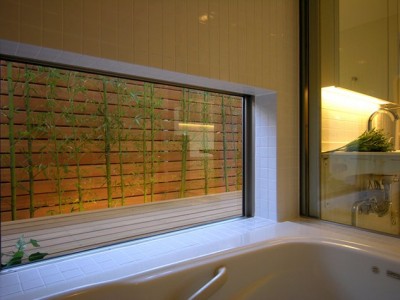 浴室。窓の外は竹。 (竹間沢の家)