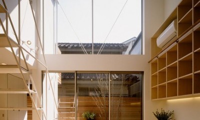竹間沢の家 (リビング、テラス、空。右は本棚、TV台。左は鉄骨階段。)
