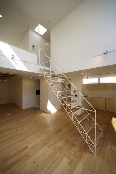 ２階への鉄骨トラス階段。 (竹間沢の家)