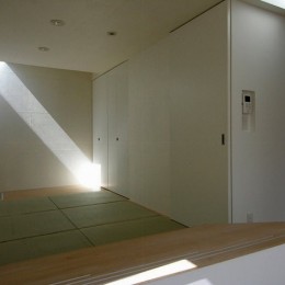 竹間沢の家 (２階和室。トップライトからの光芒。)