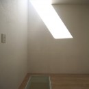 竹間沢の家の写真 和室。トップライトと床のガラス床。