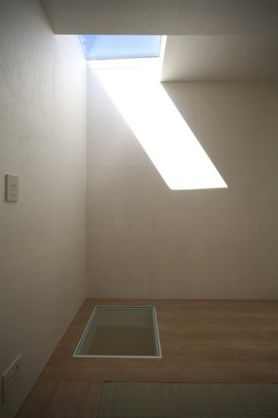 和室。トップライトと床のガラス床。 (竹間沢の家)