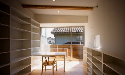 竹間沢の家 (２階書斎。たくさんの本棚設置。)