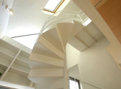 ３階への螺旋階段（鉄骨階段）。 (上池台の家)