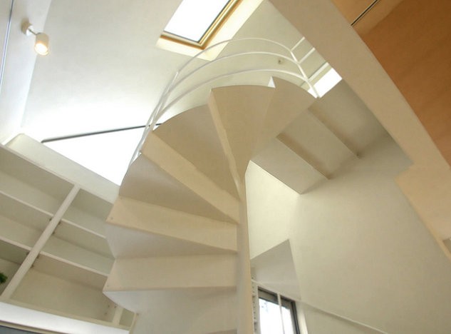 リビングダイニング事例：３階への螺旋階段（鉄骨階段）。（上池台の家）