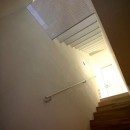 昭島の家の写真 階段見上げ。２階→３階の階段はパンチングメタルでできており、光が透過します。