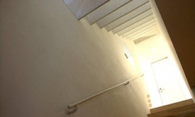 昭島の家 (階段見上げ。２階→３階の階段はパンチングメタルでできており、光が透過します。)