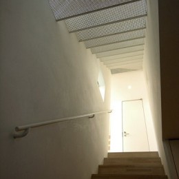 昭島の家 (パンチングメタルの階段見上げ。)