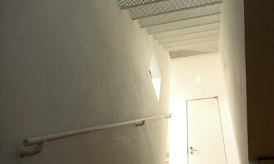 昭島の家 (パンチングメタルの階段見上げ。)