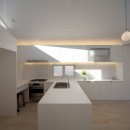 昭島の家の写真 キッチン。両サイドの三角形のハイサイドライトより光が射し込みます。
