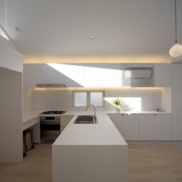 昭島の家 (キッチン。両サイドの三角形のハイサイドライトより光が射し込みます。)