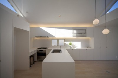 キッチン。両サイドの三角形のハイサイドライトより光が射し込みます。 (昭島の家)