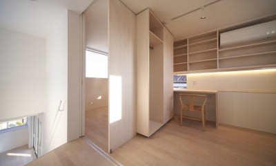 昭島の家 (３階子供室２。子供室１と２の間の収納棚と間仕切りは取り外し＆移動可能。)