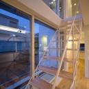 南長崎の家の写真 子世帯、３階への鉄骨トラス階段。夜景